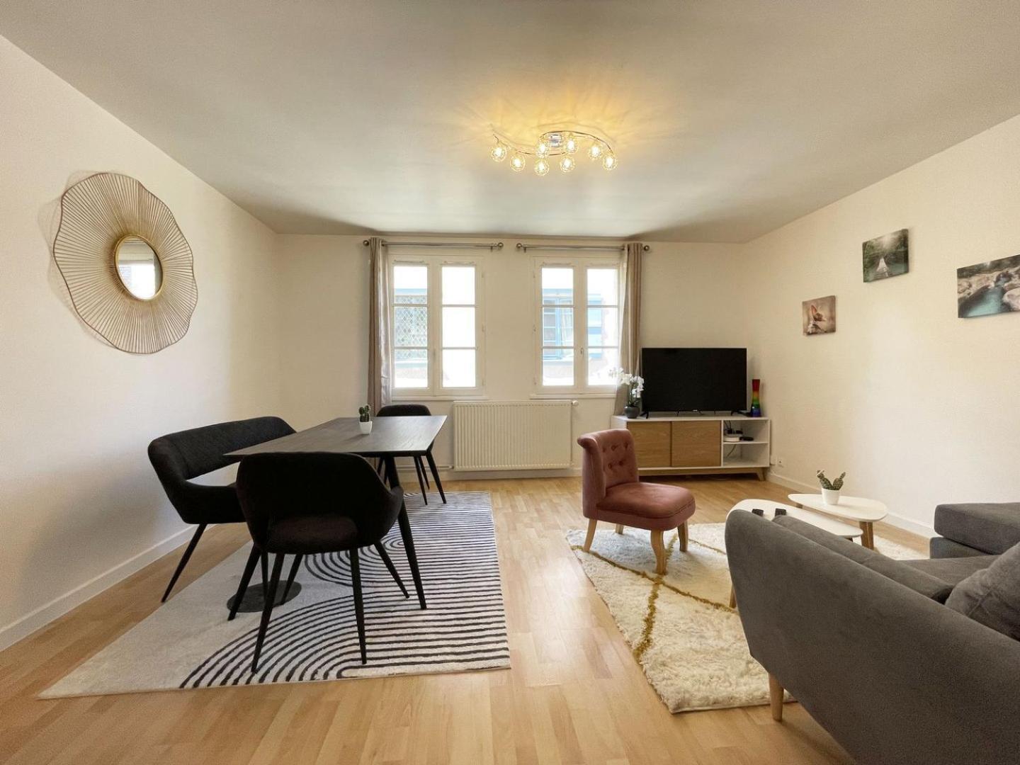 Au Bord De L'eure - Free Parking Apartment